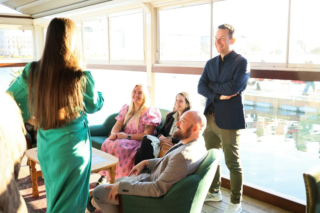 psychologist observing group